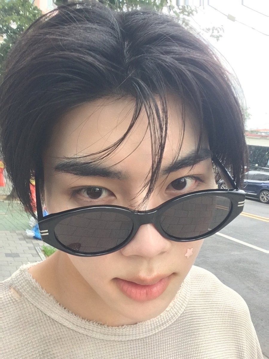 pgwchats's tweet photo. 260731 🧸📷💬 [6:59pm kst]

- i got off work and went on a walk
- it's hot.. https://t.co/uESiJHvA4G