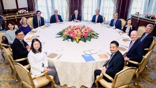 DHMT_MFA_CHINA's tweet photo. Chief Executive #JohnLee concludes three days of working luncheons with the Chief Executive's Council of Advisers to gather insights on Hong Kong's #FirstFiveYearPlan, the #2026PolicyAddress and overall development. https://t.co/pjXfik9pcJ