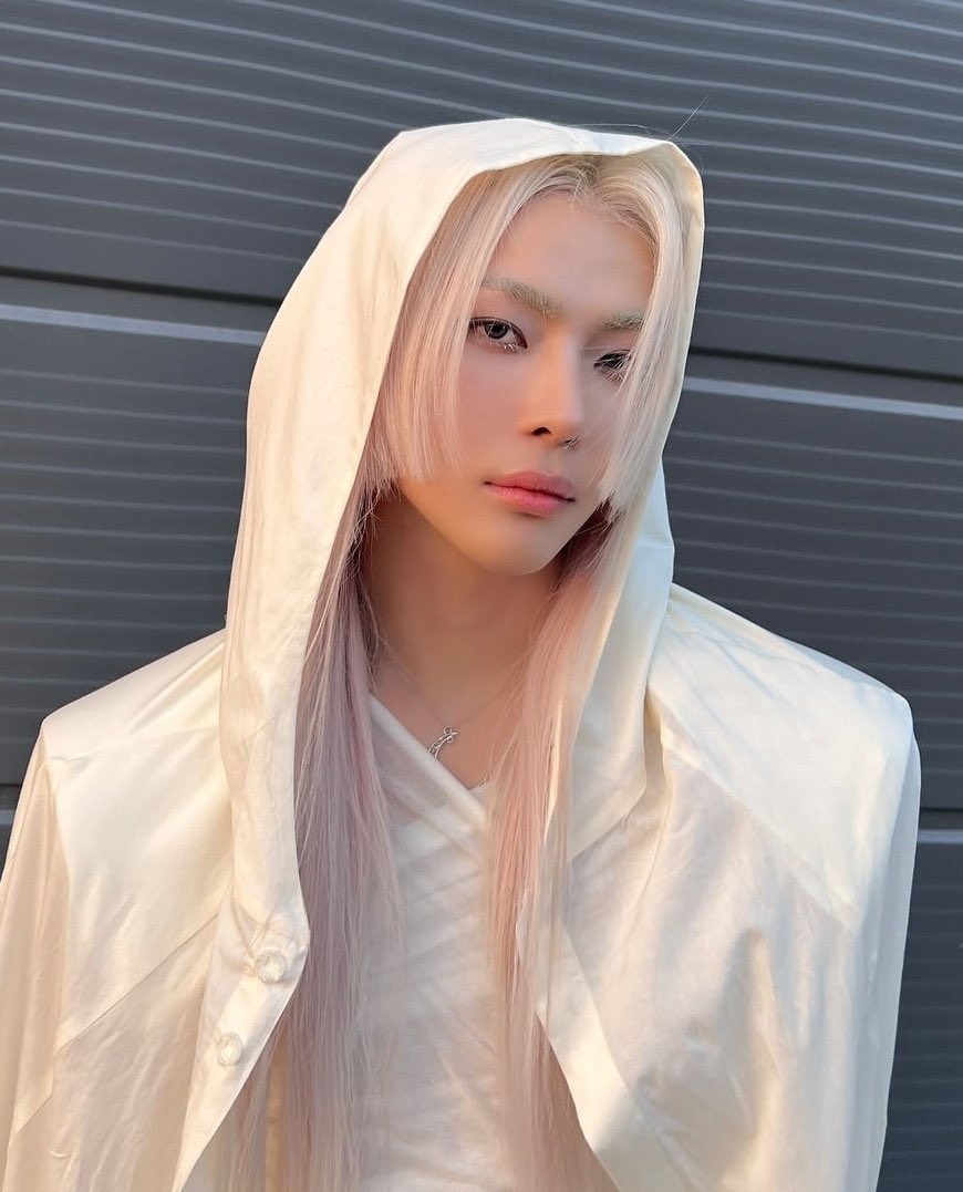 nonametensi's tweet photo. 보정논란 생긴적이 한두번이 아닌데 이번만 보정 아니라고 해명해러온거 너무...얘네는 다 진짜 보정사진 맞았다는거잖아 ㅠㅠ 나 머리큰거 신경안써 머리큰건뇌가큰거고그럼똑똑하다는거야..!!이런말하면서 쿨한척해놓고 방문잠그고 울면서 보정하는 졸귀대두냥 어흐 https://t.co/E7NKC6mdq6