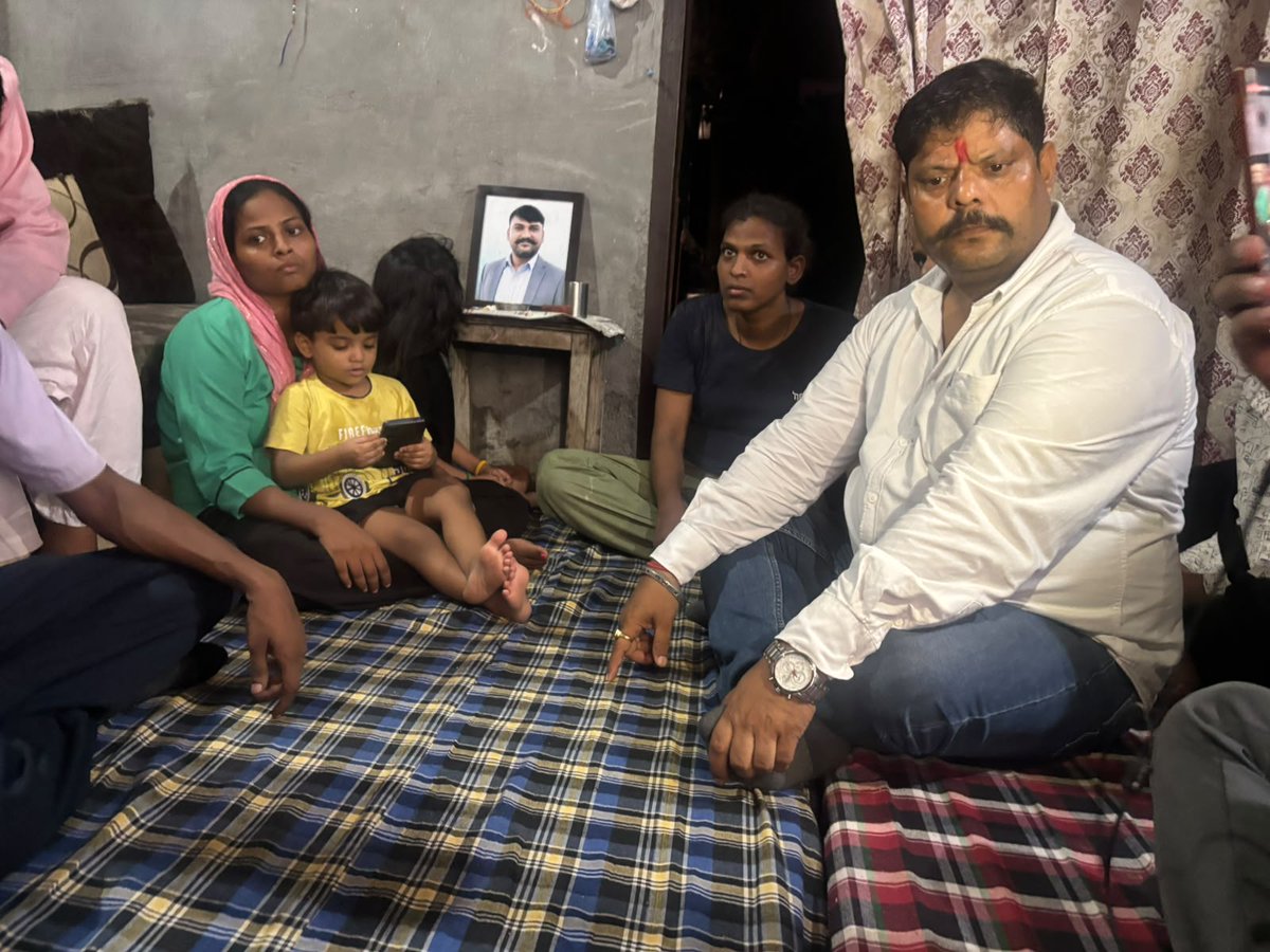 swati_gs's tweet photo. Vijay Kumar, 40, worked as a cab driver and lived in Delhi's Krishna Nagar with wife and two daughters

On 23 July around 9 pm, he received a booking on Rapido app from 'Ayan'

He accepted the ride. Four men got in

On the way near Chitra vihar area of Delhi, they stabbed him repeatedly 

Then they threw Vijay out and stole the cab

But after seeing some people coming behind them, they left the cab outside East Azad Nagar metro station and fled 

Police traced the phone numbers and identified all:
- Mohd Ayan
- Mohd Sahil
- Mohd Aman Qureshi
- a 17-year-old (name withheld by police)

All except Qureshi have been arrested

Attached is a picture of activist @RealAzadVinod with Vijay's family, who we are in touch with. Vijay died the same day

What a tragic case

Multiple such cases have come to light in recent times where drivers with app-based cab operators have got killed similarly. Driver unions have been time and again demanded mandatory KYC verification for customers

@sewanyaya is legally intervening to push this demand or some other policy that would ensure safety of such drivers. We have also pushed for compensation to the poor family.