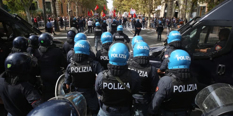 DSocialista_'s tweet photo. 🇮🇹 Italia diseña un sistema de vigilancia por IA para rastrear a los asistentes a manifestaciones

Permitirá a la Policía registrar los rostros de todas las personas que transiten una semana antes por un lugar donde haya convocada una manifestación.

➡️ https://t.co/CSqy2d7Php https://t.co/sIpa1qCmL4