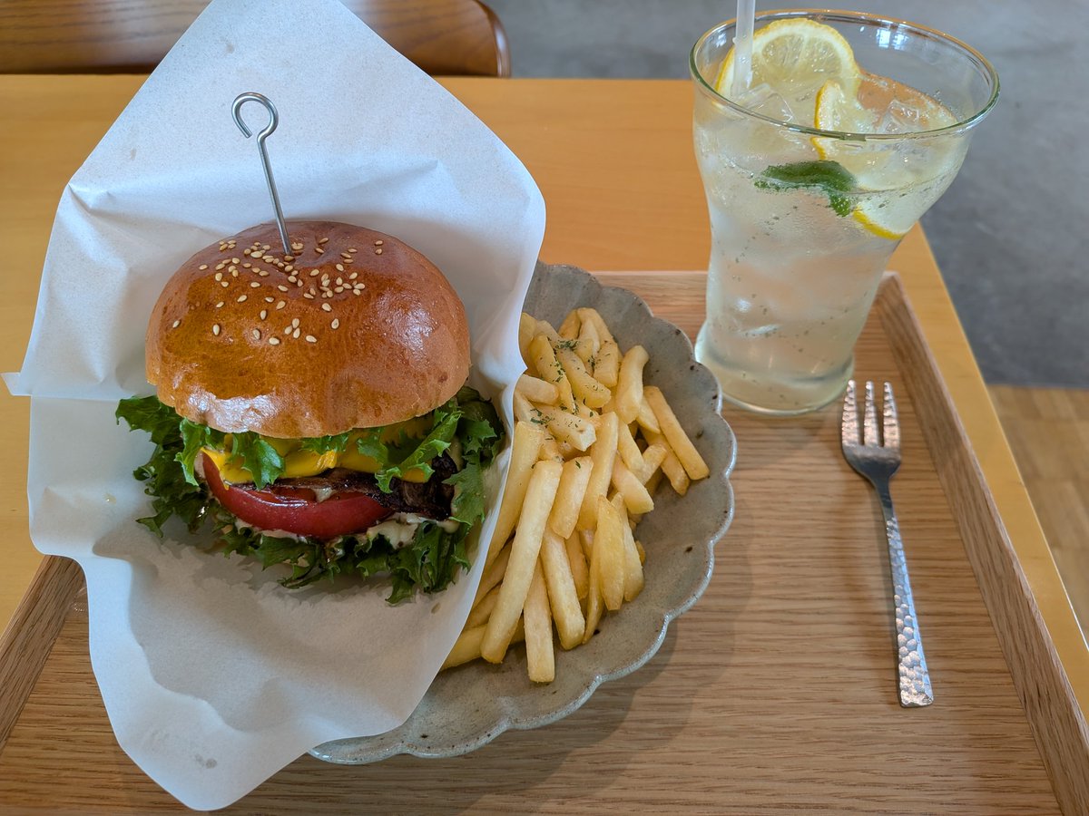 best_sleepest's tweet photo. ジビエ（猪）バーガーを食べました。野趣み溢れる味をイメージしていましたが、燻製処理されたバラ肉と、にんにく醤油で味付けされたランプ肉の組み合わせは嫌な癖もなく、大変美味しくいただけました。レモンスカッシュも今の暑さだと心地よいですね。 https://t.co/WJ18iu7XhE