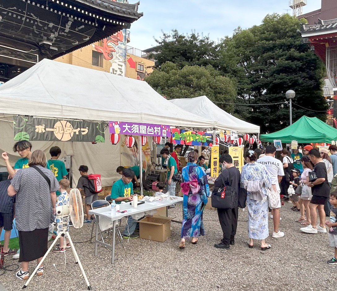 at_osu's tweet photo. 7／31（金）前夜祭の盆踊り大会が、大須観音境内ではじまりました！
境内には、給水スポットや大須屋台村も設けられています。
20時からは「大須商店街対抗盆踊り」もスタート。一般の方もご参加いただけます。
ぜひ大須の夏の夜をお楽しみください！
#大須夏まつり #大須商店街 #大須観音 #盆踊り https://t.co/7Dq3GEQgpm
