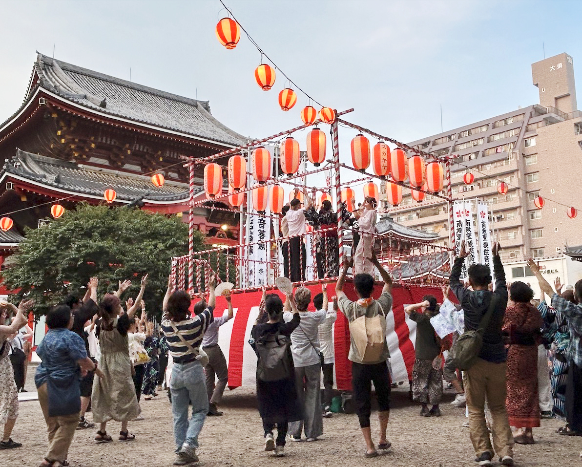 at_osu's tweet photo. 7／31（金）前夜祭の盆踊り大会が、大須観音境内ではじまりました！
境内には、給水スポットや大須屋台村も設けられています。
20時からは「大須商店街対抗盆踊り」もスタート。一般の方もご参加いただけます。
ぜひ大須の夏の夜をお楽しみください！
#大須夏まつり #大須商店街 #大須観音 #盆踊り https://t.co/7Dq3GEQgpm