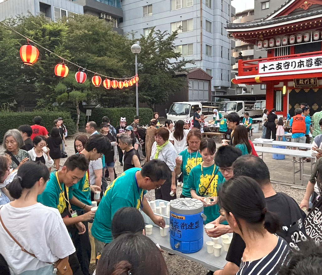 at_osu's tweet photo. 7／31（金）前夜祭の盆踊り大会が、大須観音境内ではじまりました！
境内には、給水スポットや大須屋台村も設けられています。
20時からは「大須商店街対抗盆踊り」もスタート。一般の方もご参加いただけます。
ぜひ大須の夏の夜をお楽しみください！
#大須夏まつり #大須商店街 #大須観音 #盆踊り https://t.co/7Dq3GEQgpm