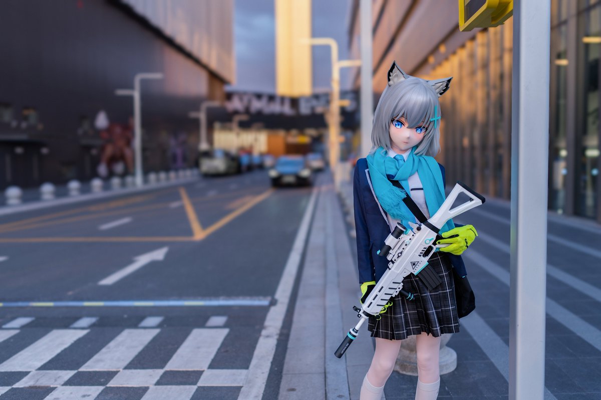 HaideRequisiten's tweet photo. Shiroko crossing the street—calm, cute, and cool vibes all at once~ 🚶♀️💙
#cos #cosplay #Shiroko #kigStyle #kigurumi #photography #uniform #コスプレ #砂狼シロコ #着ぐるみ #写真撮影 #JK #制服 https://t.co/VgVgR5a11i