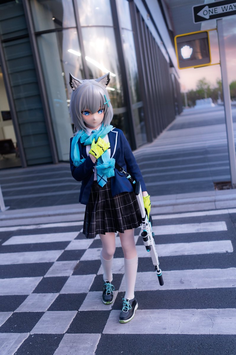 HaideRequisiten's tweet photo. Shiroko crossing the street—calm, cute, and cool vibes all at once~ 🚶♀️💙
#cos #cosplay #Shiroko #kigStyle #kigurumi #photography #uniform #コスプレ #砂狼シロコ #着ぐるみ #写真撮影 #JK #制服 https://t.co/VgVgR5a11i