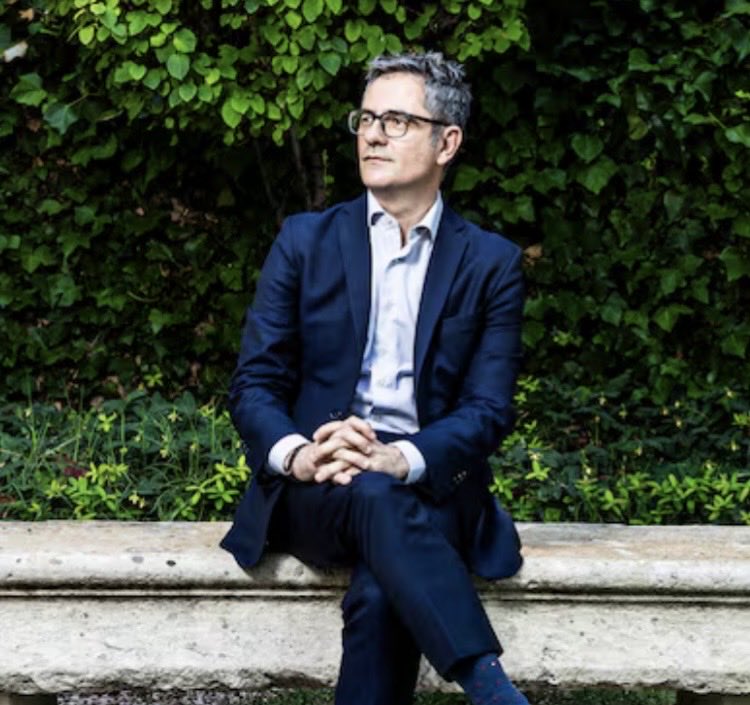 Escribidor1990's tweet photo. @felixbolanosg En la imagen, el ministro Bolaños trabajando sin respiro para solucionar la crisis de Ceuta. https://t.co/OO4CpBZ4p9
