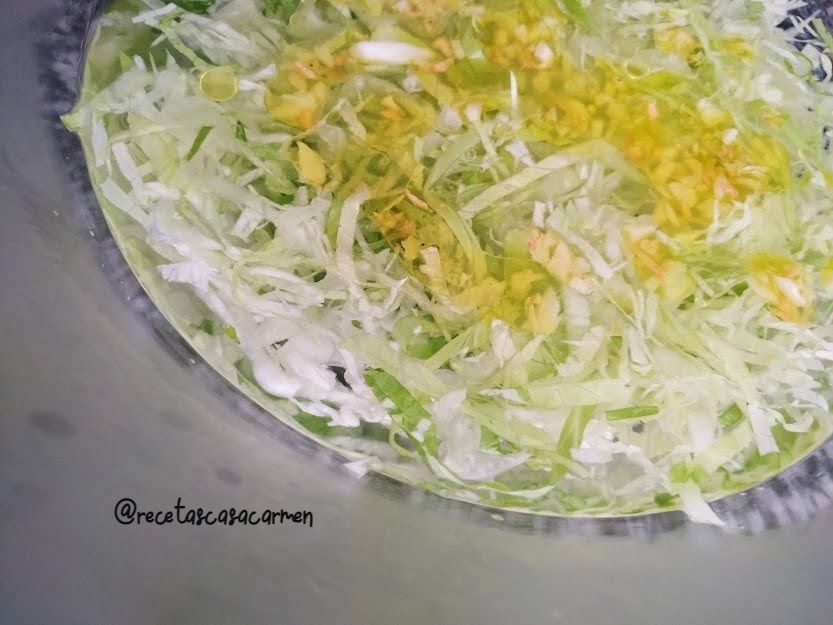SaboraMalaga's tweet photo. Hoy en #RecetasSAM: Ensalada de lechuga con cuchara. El hacer una ensalada de lechuga o escarola en caldo (agua), es una forma antigua de preparar este plato, que era un gran alivio para los que realizar las labores del campo. Por @recetasccarmen 😋
https://t.co/DzPh1PzCb6 https://t.co/RqZulCqZDf