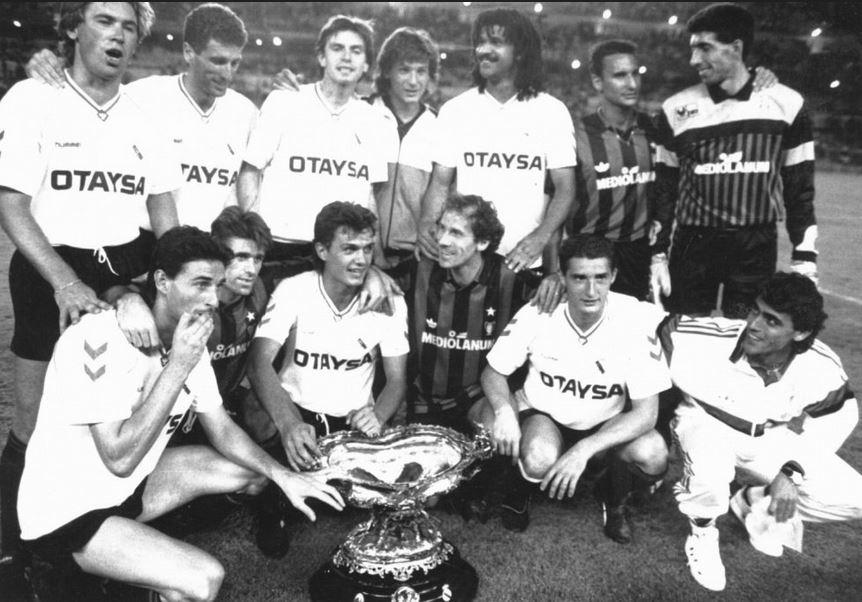 Rancoma_'s tweet photo. Franco Baresi se nos ha ido y siento gran tristeza. Él y Paolo Maldini eran una debilidad. Rivales durísimos en aquellas eliminatorias de Copa de Europa de los 80 y en los amistosos que jugamos. Dos de esos futbolistas que me hubiese gustado ver de blanco. 
📸 Archivo Diario As. https://t.co/8J5kmlZDbb