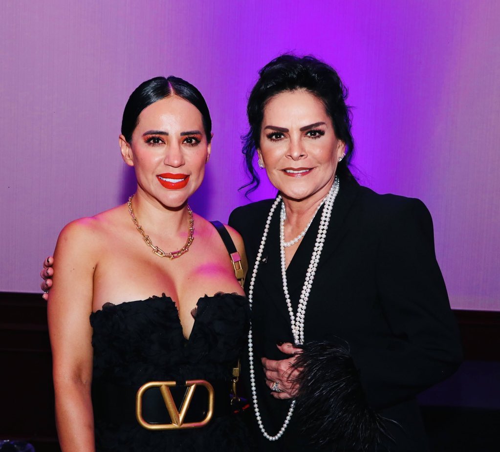 SandraCuevas_'s tweet photo. Fui galardonada por la prestigiosa revista Estylo, quien destacó mi trayectoria como empresaria y líder política. Al recibir este premio, reafirmo mi dedicación a la innovación y el desarrollo social, así como mi resiliencia y compromiso con la transformación de mi #CDMX. #SCMX https://t.co/i5m5rpbxnB