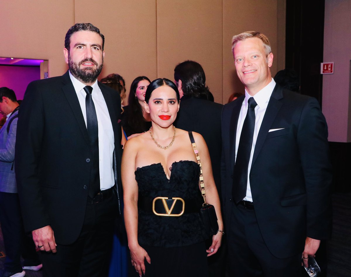 SandraCuevas_'s tweet photo. Fui galardonada por la prestigiosa revista Estylo, quien destacó mi trayectoria como empresaria y líder política. Al recibir este premio, reafirmo mi dedicación a la innovación y el desarrollo social, así como mi resiliencia y compromiso con la transformación de mi #CDMX. #SCMX https://t.co/i5m5rpbxnB