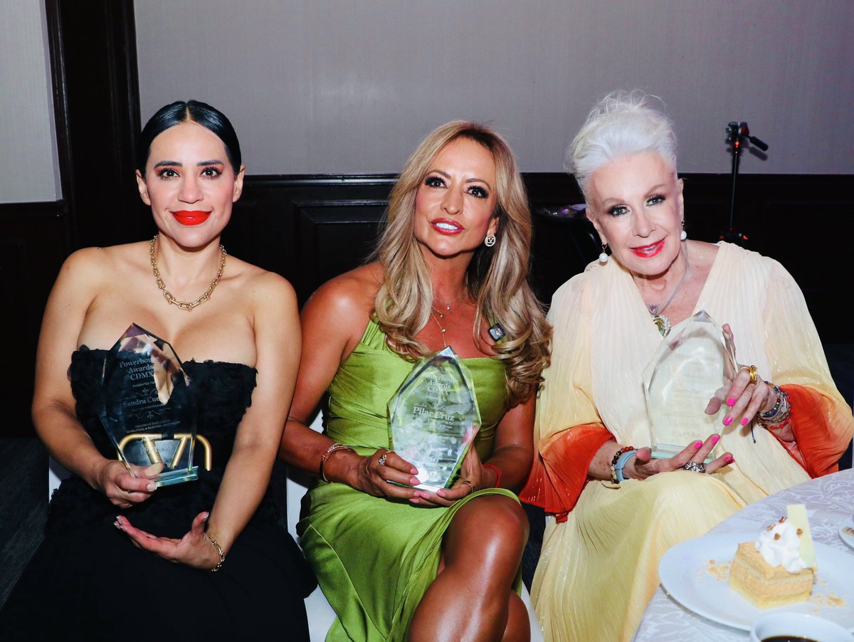 SandraCuevas_'s tweet photo. Fui galardonada por la prestigiosa revista Estylo, quien destacó mi trayectoria como empresaria y líder política. Al recibir este premio, reafirmo mi dedicación a la innovación y el desarrollo social, así como mi resiliencia y compromiso con la transformación de mi #CDMX. #SCMX https://t.co/i5m5rpbxnB