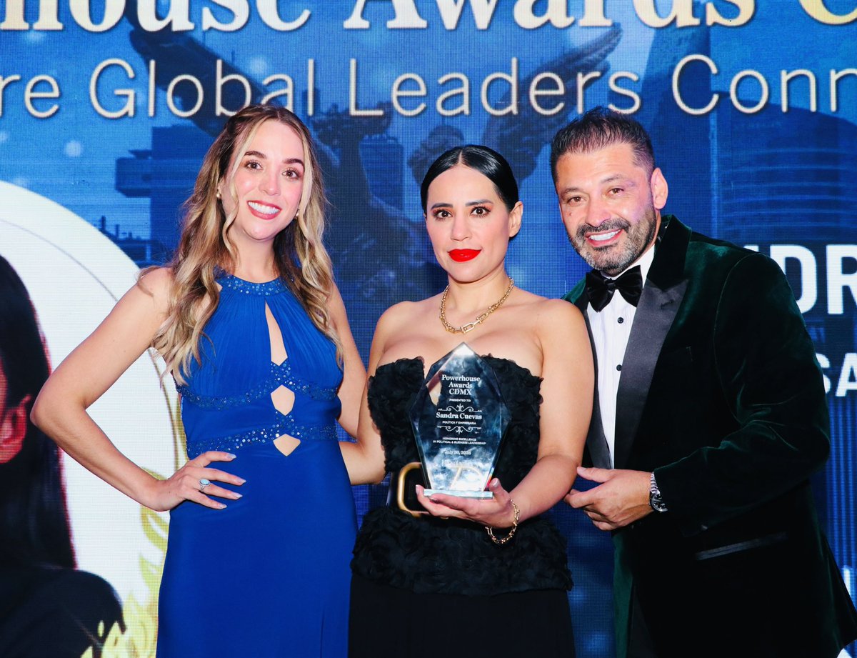 SandraCuevas_'s tweet photo. Fui galardonada por la prestigiosa revista Estylo, quien destacó mi trayectoria como empresaria y líder política. Al recibir este premio, reafirmo mi dedicación a la innovación y el desarrollo social, así como mi resiliencia y compromiso con la transformación de mi #CDMX. #SCMX https://t.co/i5m5rpbxnB