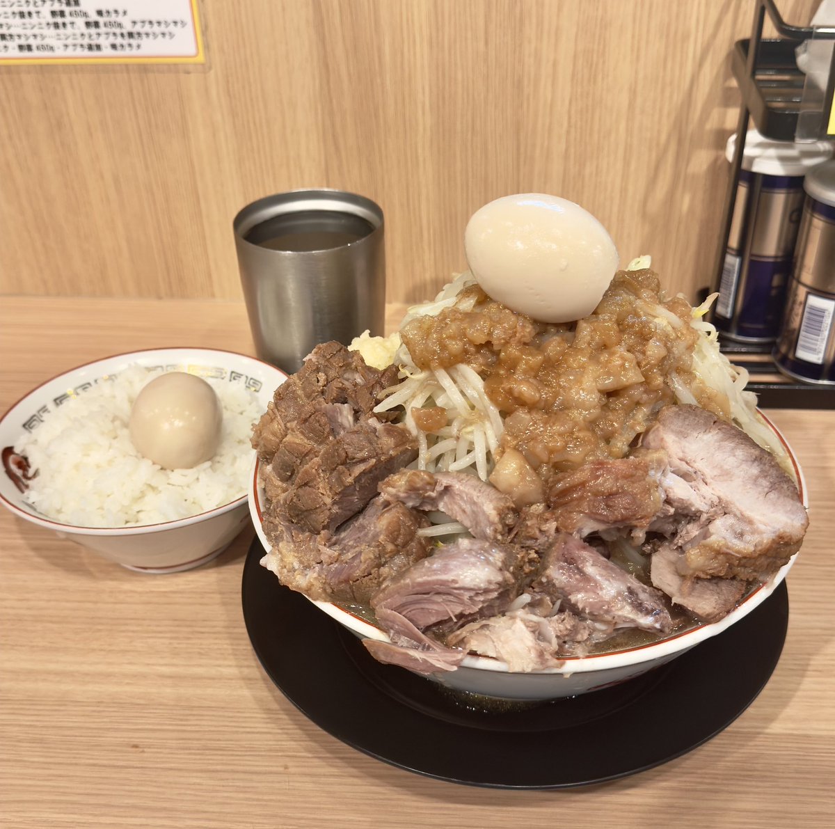 FIRE60028219's tweet photo. 38歳独身男性の夕食は
ラーメン豚山です🥲🍚🍜🐷✨
（税込1,950円）

量がバグってます😱！！ https://t.co/tNgYf5S7Bo