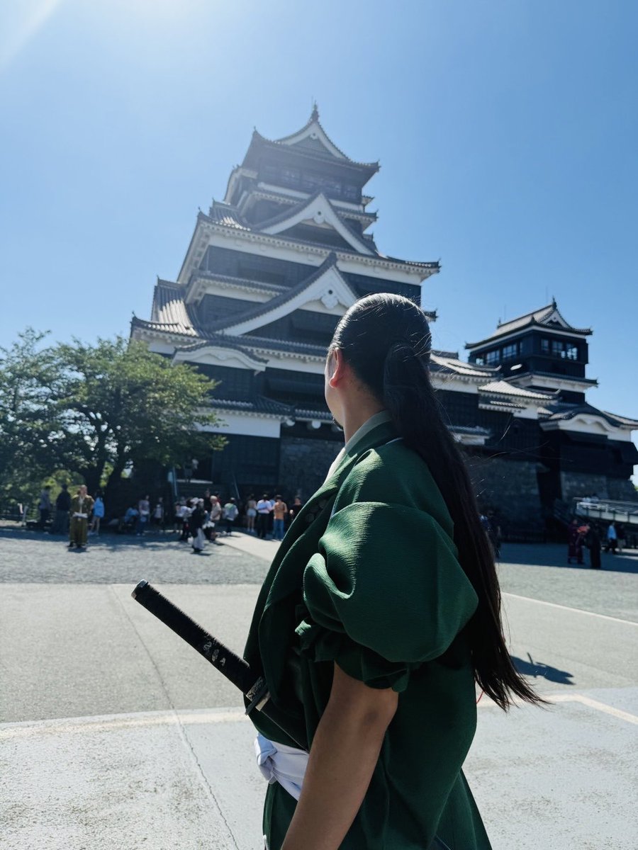 kumajyobushotai's tweet photo. 細川忠興である。
皆様方はご無事であろうか？

再び起きてしまった大きな地震「令和8年熊本地震」…不安や恐怖、落胆する方も多いであろう…。

じゃが、すぐにとは言わないが少しずつでも歩んで参ろう。昔もそうじゃったように、今回も一歩ずつ歩もう。日常を、そして復興を。また共に歩もう！

我等 #熊本城おもてなし武将隊 は8月3日(月)より城彩苑にて活動を再開致す。
演舞は無いが…御客人との交流を行なう予定じゃ。様々なことに気をつけつつではあるが楽しんで貰いたい。

何卒宜しくお願い申し上げる。