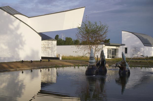 sdetails's tweet photo. Aujourd'hui, Détails d' #architecture va à Weil-am-Rhein à la découverte du Water Garden, l'oeuvre visionnaire de l'architecte paysagiste Bas Smets ainsi que l’installation des sculptures monumentales de Hella Jongerius: #art #teamarchi #Culture
https://t.co/vEIBMPTfWy https://t.co/piuEbDjeLE