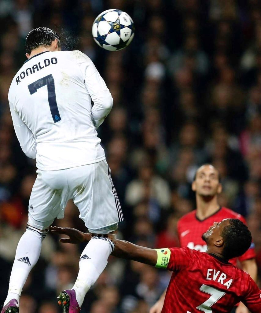CristianoXtra_'s tweet photo. 🚨🎙️ Sir Alex Ferguson:

"I was going to blame Evra after Ronaldo's goal, but when I saw Cristiano's knee reach the level of Evra's head, I changed my mind." https://t.co/Ra5msh5AwU