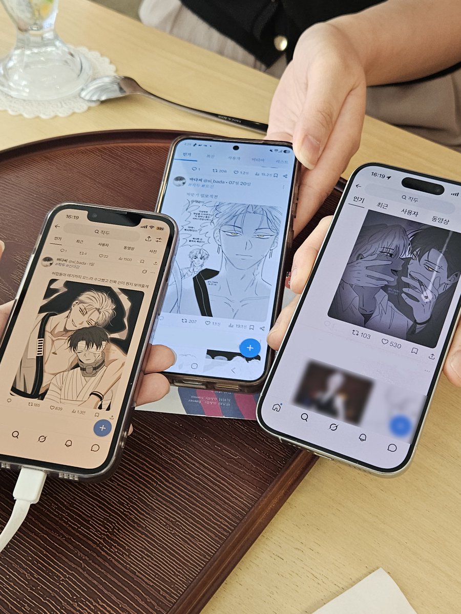 si_bada's tweet photo. 친구들 만났는데 그림체로 계정 찾아냄...... ..  . . . . . ..
그와중에 셋 다 다른 그림임
너무 무서워 https://t.co/rMGPL22dFa