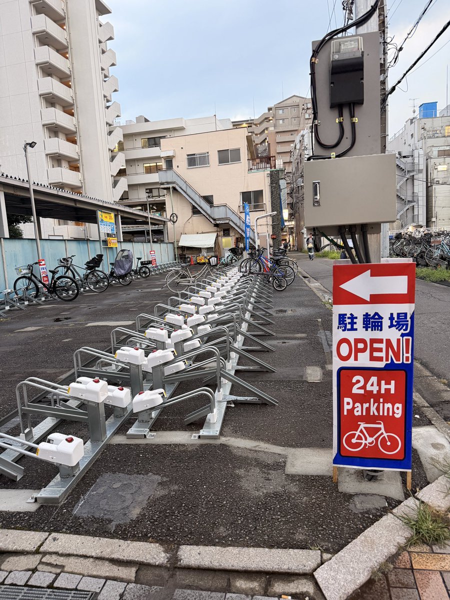 megu5182's tweet photo. 【#北浦和駅東口 駐輪場】
最新情報！！
困っている方に
ぷち朗報！！

712台の駐輪場が
今日、7月31日で
閉鎖されましたが。。。

自転車まちづくり推進課が
民間の方に、呼びかけ。
#マルエツの南側 に
200��の
#新しい駐輪場 が
オープンしました！！！

市が
自転車推進をうたうなら
もっともっと危機感を持って！
北浦和駅東口に
駐輪場を整備して！と
要望してきてよかった。

ちなみに
マルエツさんは
新店舗の駐輪場は
165台を予定しているそうです。
#さいたま市
#北浦和
#自転車🚲