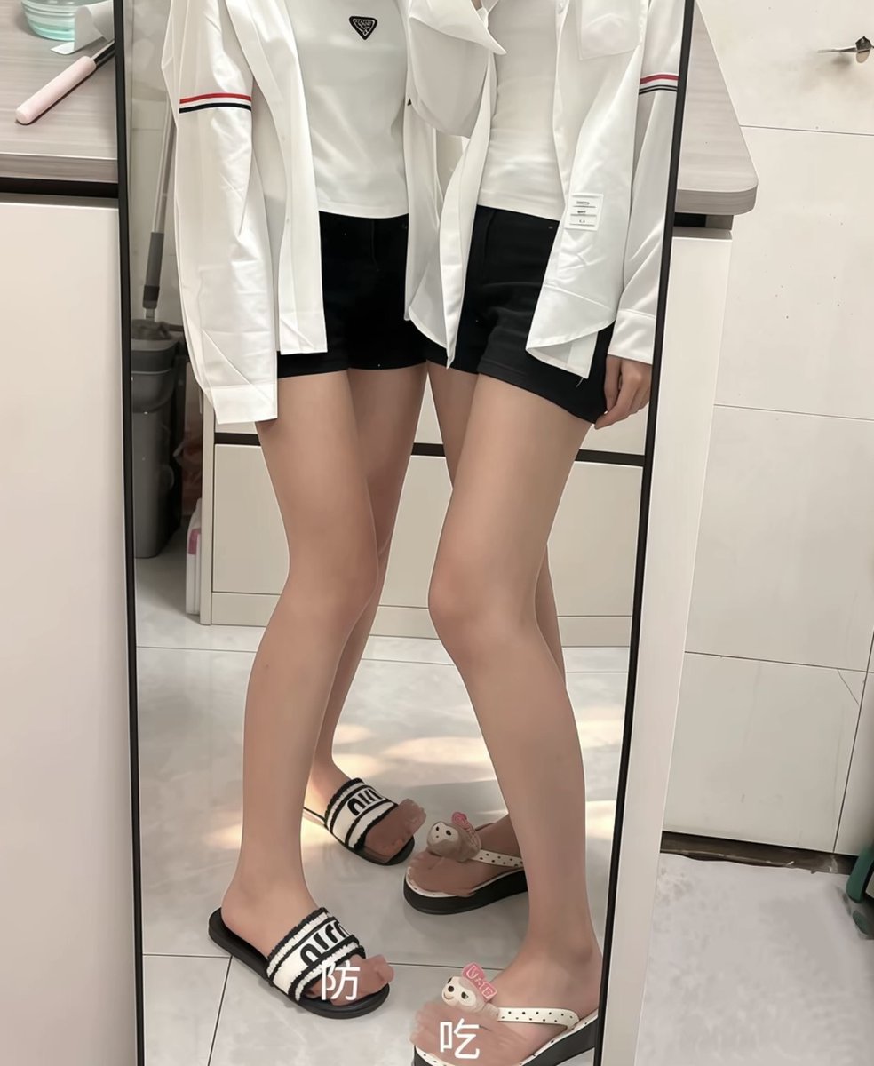 7meimax's tweet photo. 怕你看不硬不够贱，所以叫了闺蜜一起拍脚给你看，裸足加拖鞋脚趾部分打码够不够把你清空？都是职高黑心亲妈！#ATM奴 #吸金 #账单奴 #无脑贡 #报销奴  #压榨奴 #工资奴 #贡奴  #账单奴 #榨金 #大额奴 #喷金 #压榨 #上贡 https://t.co/rawhDi8zN4
