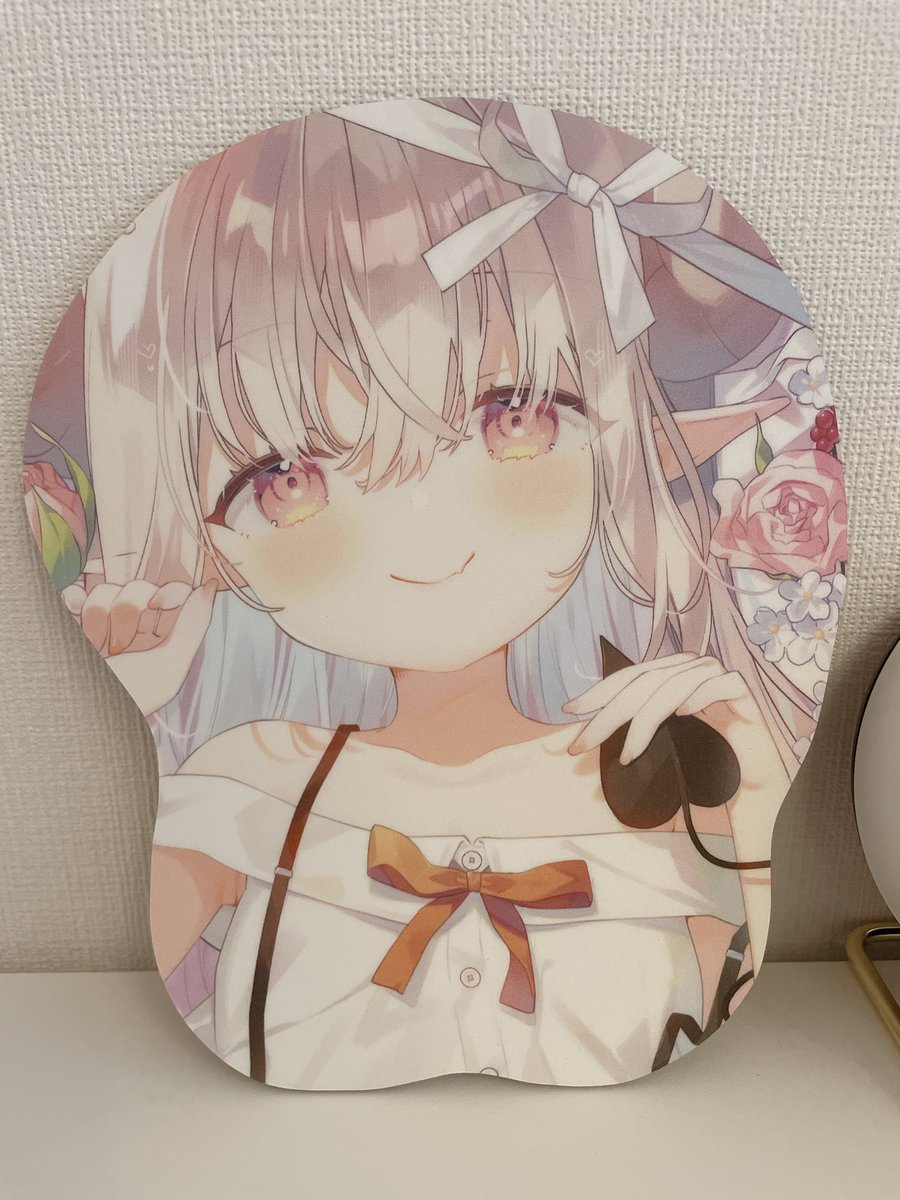 k_yuizaki's tweet photo. 新刊セットに入る魔王ちゃんのおっぱいマウスパッド（平面）！ https://t.co/dHk2uAa5bc