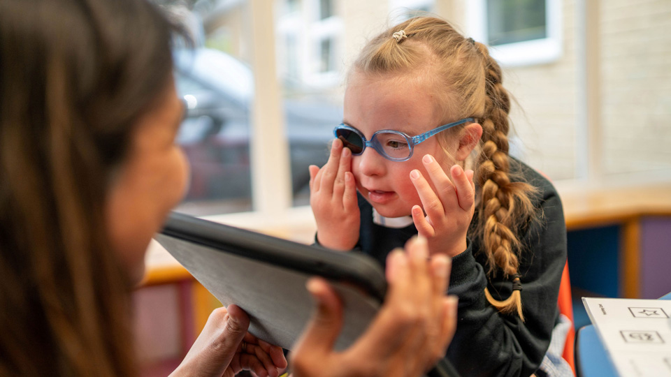 OptometryToday's tweet photo. News update: SeeAbility has won an NHS contract to extend its Special School Eye Care Service to tens of thousands more children in special schools across London and the south east. 

Find out more → https://t.co/S9FFK4oIix https://t.co/VuMAqP3FDu