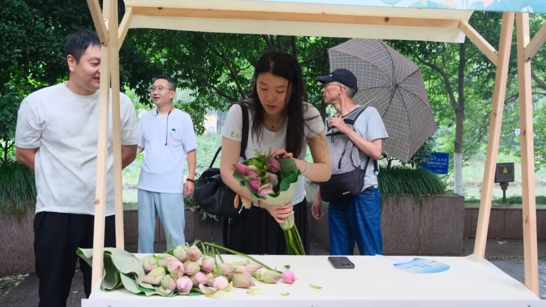 shui_han_'s tweet photo. Step into Song Dynasty charm! Lotus exhibition, classical performances &amp; vibrant market with calligraphy, quizzes, and free succulents. 🥰🥰🥰#WeLoveZhejiang #TimelessElegance https://t.co/k7pbLAuwL1
