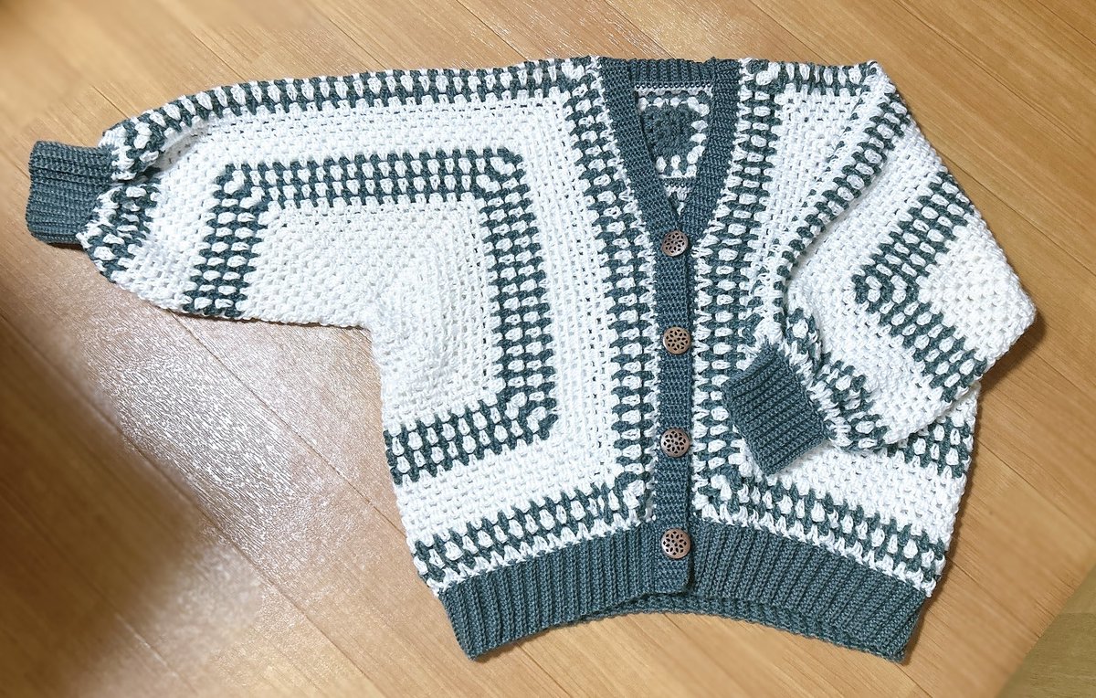 mimiamimono's tweet photo. グラニー編みで作るカーディガンに初挑戦してみましたがめちゃくちゃ簡単にサクサク編めてびっくり！👀
色合いも背中のモチーフもとても可愛くてお気に入りの1着になりました(*´ω｀*)
可愛すぎて違う色で早速もう1着作りたい気分です👕
#かぎ針編み #カーディガン https://t.co/zeONz9u0sY