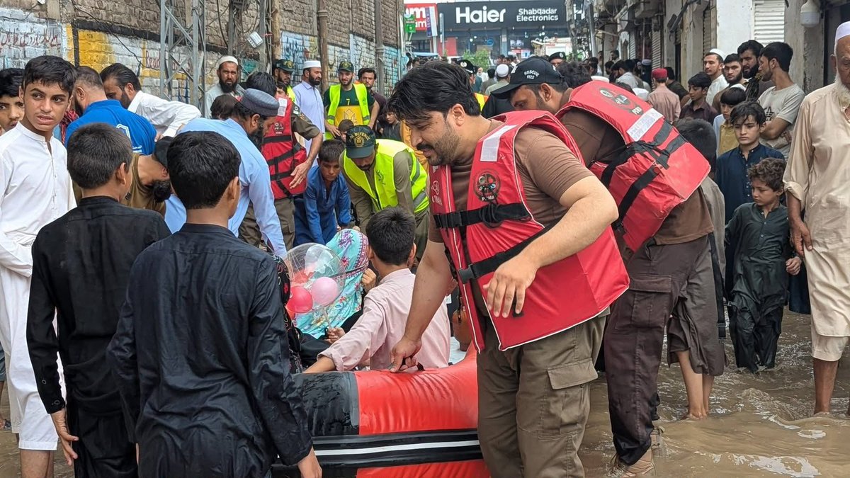 DEOPESHAWER's tweet photo. Rescue 1122 Peshawar
Rescue operation continues in Budhni Bridge areas as rainwater has entered homes. Rescue teams are evacuating affected families, especially women and children, to safe locations under the supervision of District Emergency Officer Iftikhar Khan. https://t.co/yYXVSlJh3p