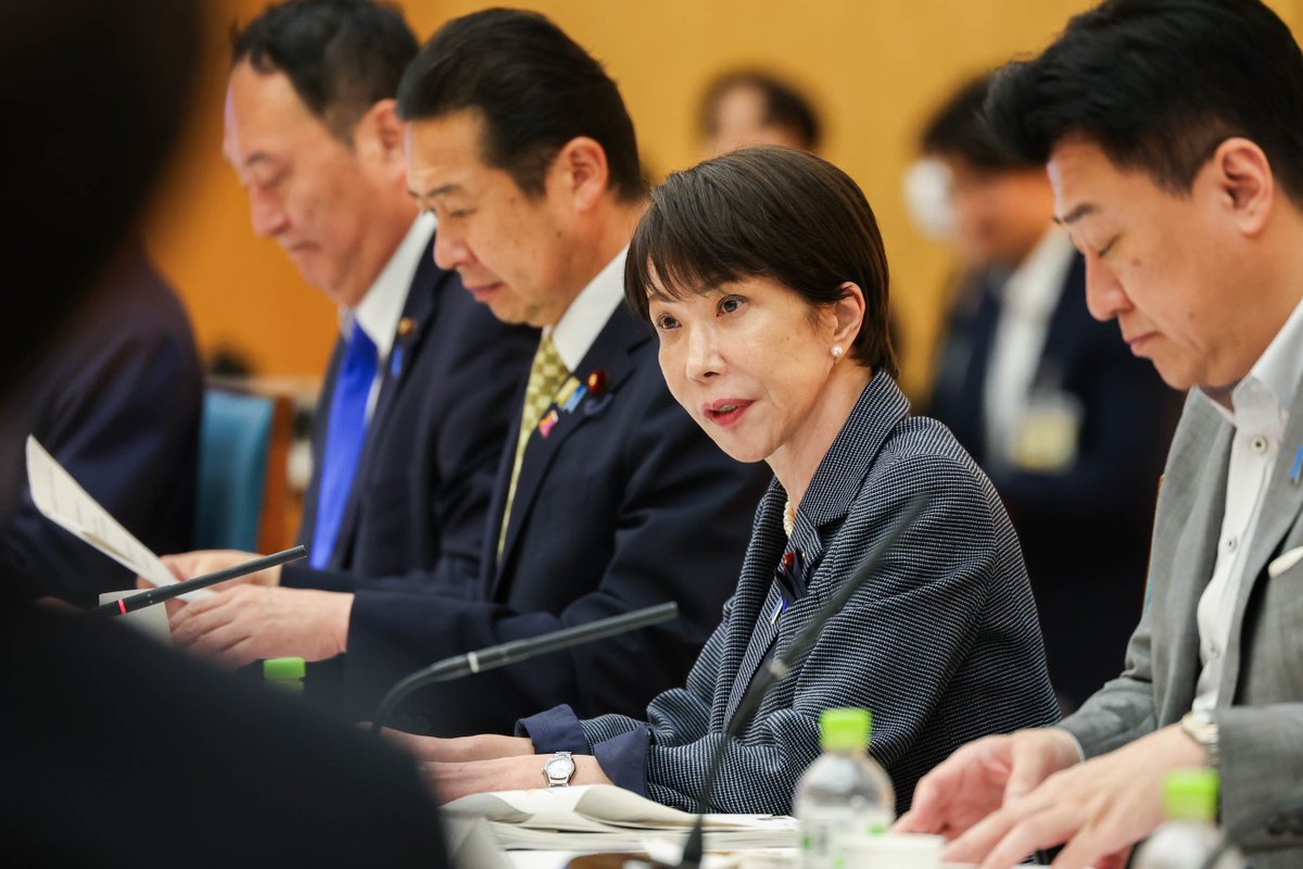 takaichi_sanae's tweet photo. 本日、第5回「地域未来戦略関係副大臣等会議」に出席し、『地域未来戦略』に関する報告を受けました。
会議では、今月閣議決定した『地域未来戦略』に基づく「3類型」について、先陣を切る、「第1弾」の計画の概要を発表していただきました。

まず、『日本成長戦略』の「戦略17分野」のうち、半導体、ロケット・射場、次世代造船などに関する、13の『戦略産業クラスター計画』を、黄川田大臣から報告していただきました。

例えば、
・北海道・東北・中国・九州の「半導体クラスター」では、半導体メーカーのみならずサプライヤーを含めた大規模投資を実現するために必要となる工業用水道施設や道路などの「インフラ整備」や空港アクセス鉄道の整備を進めること、
・瀬戸内地域の「造船クラスター」では、「次世代造船の大規模投資」の対象となる設備を活用し、日本の更なる稼ぎに繋げるための「高度人材の育成基盤」を強化していくこと、
などがクラスター実現のため不可欠だと認識しました。

このような「公共インフラ整備」や「拠点整備」、「具体的産業ニーズに紐づいた人材育成」について、効果的で十分な支援を行ってまいります。

また、「地域資源」を活用・発展させることでクラスターの形成を目指す『地域産業クラスター計画』や『地場産業成長プラン』について、地域の産業分野や地域資源に着目した、「特色ある計画」も、発表していただきました。

例えば、
・地域の産業クラスターを支える製造業者に対する「自治体独自」の企業向け支援、
・「貨物量の増加」に対応する「物流システム確立」のために必要となる「道路・港湾」などの整備、
・「半導体産業人材」や「蓄電池産業人材」など、各地域の産業クラスターごとに必要となる専門的な人材を「地域主導で育成」するための支援
など、「これまでの取組を超え、官民の投資を促す新たな取組」を進めていかれる決意を伺いました。

こうした取組を、国としてしっかり応援します。

『地域産業クラスター計画』や『地場産業成長プラン』について、自治体が主体的に行う、設備投資、研究開発、人材育成を含めた幅広い企業向け支援や、道路、港湾等のインフラ整備に対する国としての支援策を、既存予算とは別に「地域未来特別枠」を設けて予算措置するなどのパッケージを設ける形で進めてまいります。

今回の計画公表を皮切りに、「予見可能性の高い予算措置」の下で、日本列島に「産業クラスターの花」を咲かせてまいります。

現在計画の策定を検討されている自治体の皆様におかれましては、次回は「8月末」を目途に計画を公表いただけるよう、今回の計画を好事例としつつ、検討を進めて下さいますよう、お願い申し上げます。