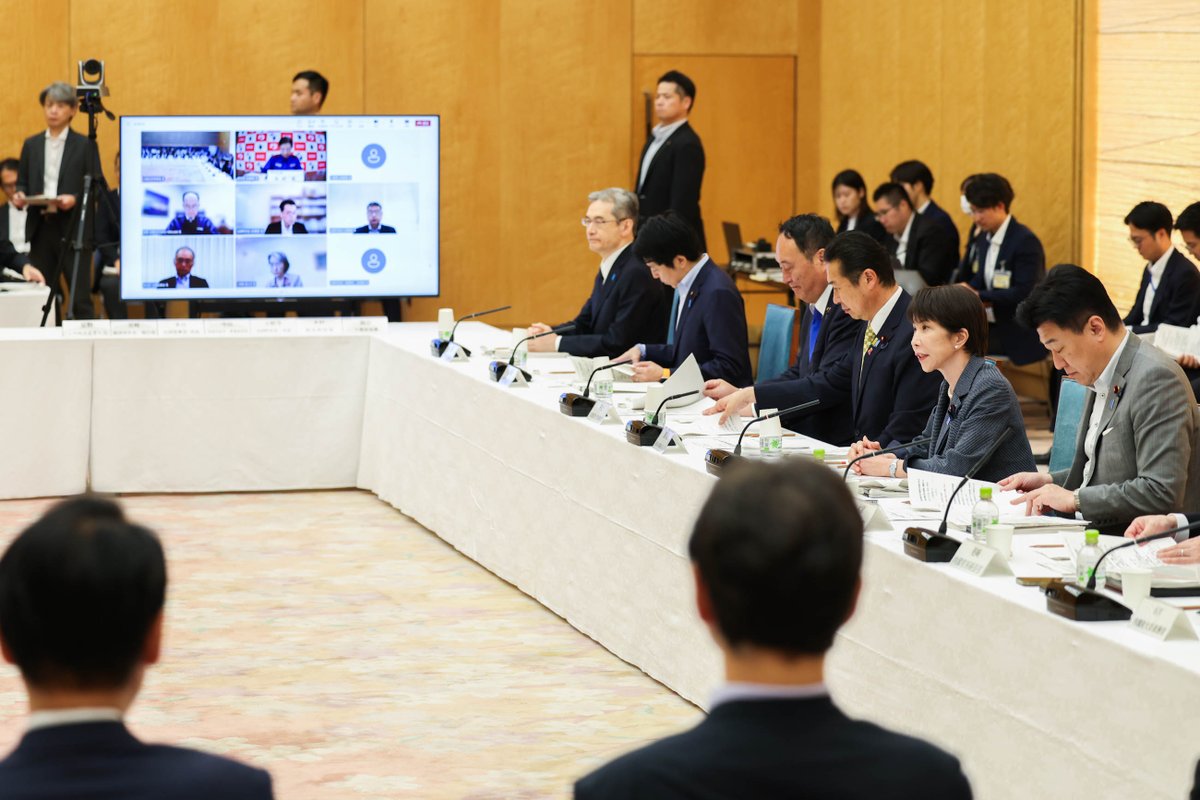 takaichi_sanae's tweet photo. 本日、第5回「地域未来戦略関係副大臣等会議」に出席し、『地域未来戦略』に関する報告を受けました。
会議では、今月閣議決定した『地域未来戦略』に基づく「3類型」について、先陣を切る、「第1弾」の計画の概要を発表していただきました。

まず、『日本成長戦略』の「戦略17分野」のうち、半導体、ロケット・射場、次世代造船などに関する、13の『戦略産業クラスター計画』を、黄川田大臣から報告していただきました。

例えば、
・北海道・東北・中国・九州の「半導体クラスター」では、半導体メーカーのみならずサプライヤーを含めた大規模投資を実現するために必要となる工業用水道施設や道路などの「インフラ整備」や空港アクセス鉄道の整備を進めること、
・瀬戸内地域の「造船クラスター」では、「次世代造船の大規模投資」の対象となる設備を活用し、日本の更なる稼ぎに繋げるための「高度人材の育成基盤」を強化していくこと、
などがクラスター実現のため不可欠だと認識しました。

このような「公共インフラ整備」や「拠点整備」、「具体的産業ニーズに紐づいた人材育成」について、効果的で十分な支援を行ってまいります。

また、「地域資源」を活用・発展させることでクラスターの形成を目指す『地域産業クラスター計画』や『地場産業成長プラン』について、地域の産業分野や地域資源に着目した、「特色ある計画」も、発表していただきました。

例えば、
・地域の産業クラスターを支える製造業者に対する「自治体独自」の企業向け支援、
・「貨物量の増加」に対応する「物流システム確立」のために必要となる「道路・港湾」などの整備、
・「半導体産業人材」や「蓄電池産業人材」など、各地域の産業クラスターごとに必要となる専門的な人材を「地域主導で育成」するための支援
など、「これまでの取組を超え、官民の投資を促す新たな取組」を進めていかれる決意を伺いました。

こうした取組を、国としてしっかり応援します。

『地域産業クラスター計画』や『地場産業成長プラン』について、自治体が主体的に行う、設備投資、研究開発、人材育成を含めた幅広い企業向け支援や、道路、港湾等のインフラ整備に対する国としての支援策を、既存予算とは別に「地域未来特別枠」を設けて予算措置するなどのパッケージを設ける形で進めてまいります。

今回の計画公表を皮切りに、「予見可能性の高い予算措置」の下で、日本列島に「産業クラスターの花」を咲かせてまいります。

現在計画の策定を検討されている自治体の皆様におかれましては、次回は「8月末」を目途に計画を公表いただけるよう、今回の計画を好事例としつつ、検討を進めて下さいますよう、お願い申し上げます。