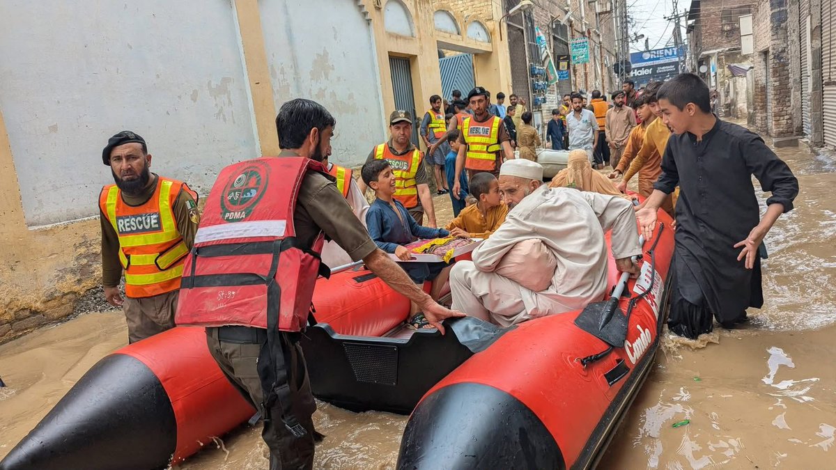 DEOPESHAWER's tweet photo. Rescue 1122 Peshawar
Rescue operation continues in Budhni Bridge areas as rainwater has entered homes. Rescue teams are evacuating affected families, especially women and children, to safe locations under the supervision of District Emergency Officer Iftikhar Khan. https://t.co/yYXVSlJh3p