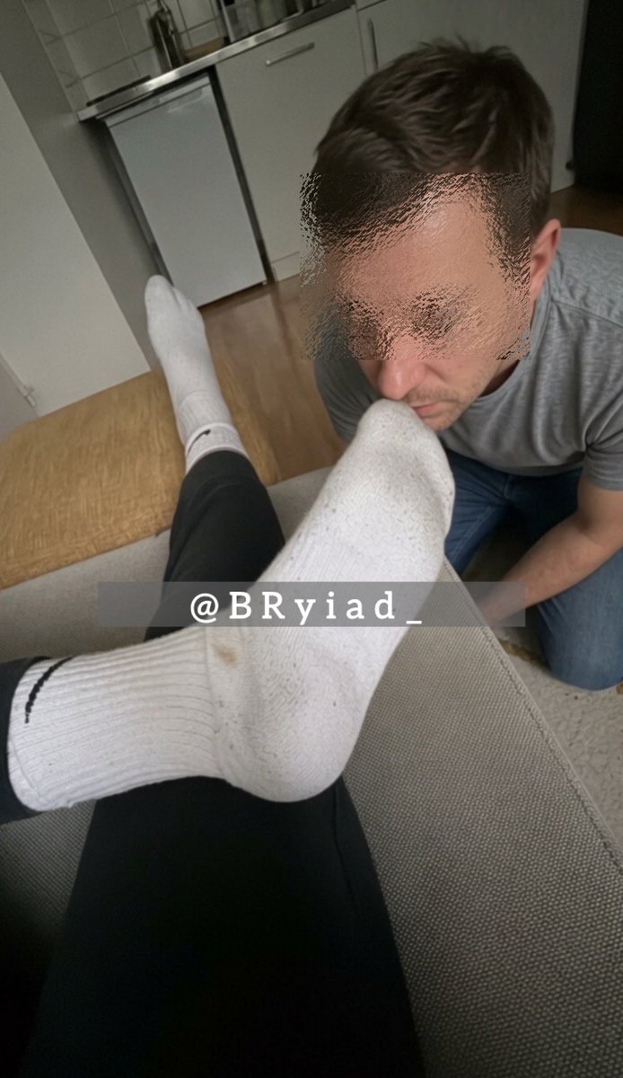BRyiad_'s tweet photo. L’odeur de mes chaussettes sale est faites pour démolir les faibles de ton genre 🧦!
#findom https://t.co/ctVqN5UdWK