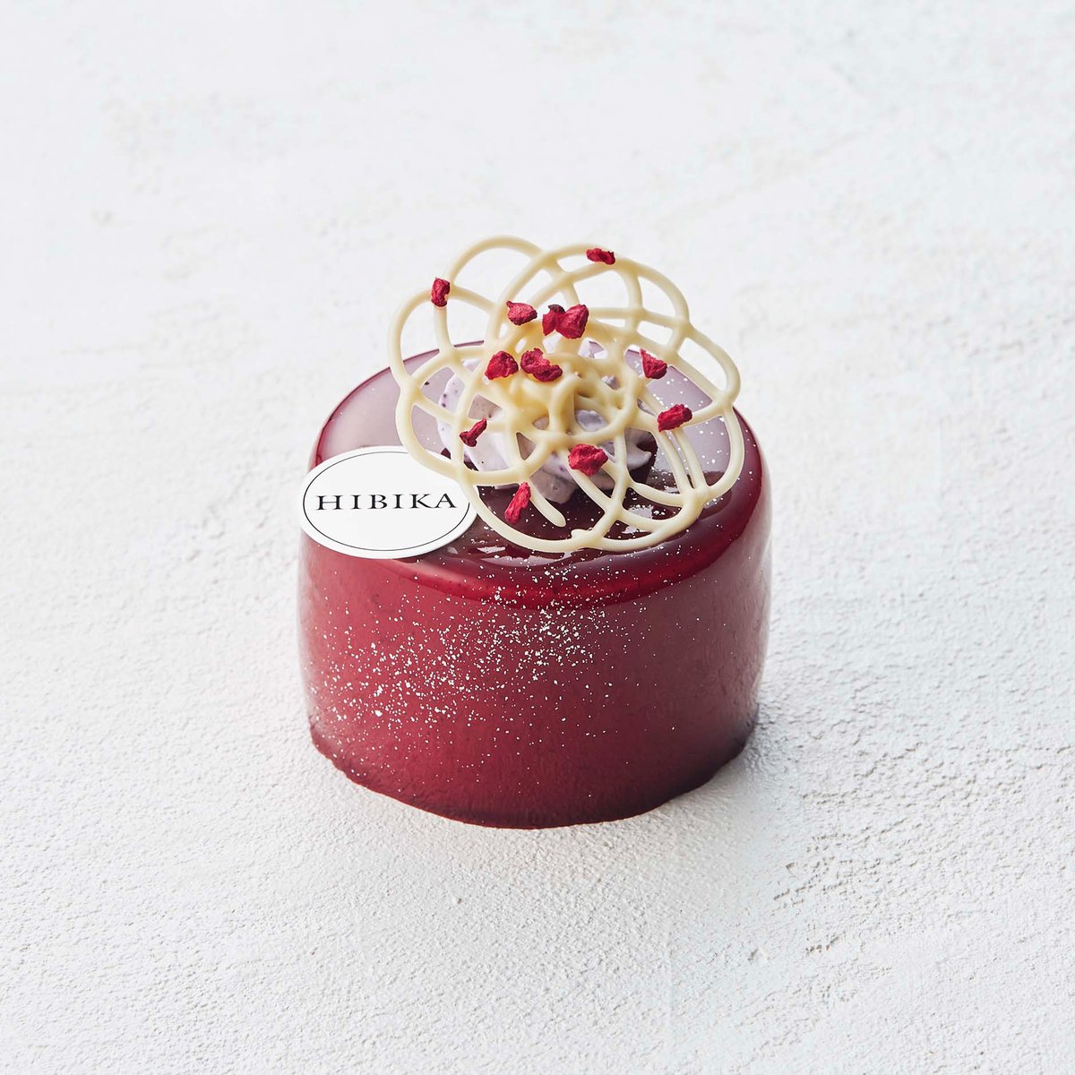 hibika_official's tweet photo. 遠花火（とおはなび）
-ブルーベリー・フロマージュ-

夏の夜の花火をイメージしたケーキ。
ブルーベリーのレアチーズムースでブルーベリーのムースとコンフィチュールを包みました🫐

花火が夜空を彩る季節となりました🎆
『遠花火』とともに夏の夜をお楽しみください🎐 https://t.co/0vQypuY22S