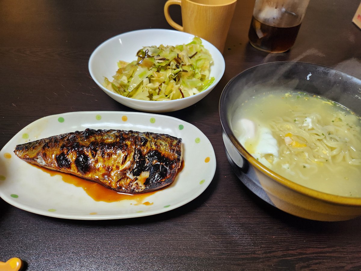 magushima's tweet photo. 今夜は鯖と塩昆布キャベツとインスタントラーメン https://t.co/oPXH6elTe1