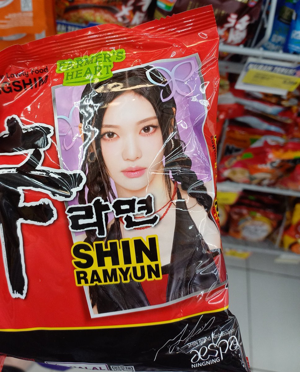NMN2313's tweet photo. Lagi milih2 mie kaget kok ada aespa di shin ramyun wkwk, cakep2 banget cwkku https://t.co/cHo89CAHNz
