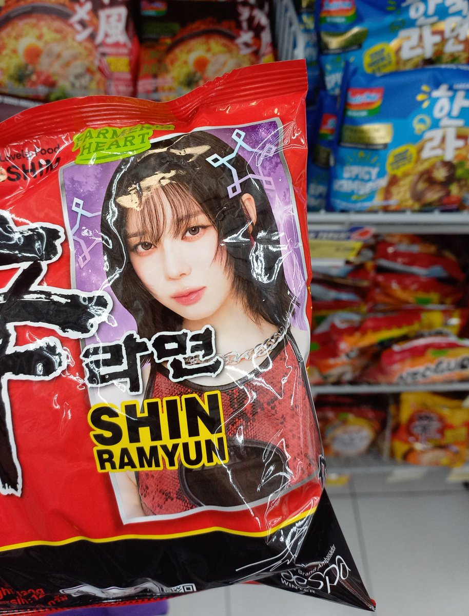 NMN2313's tweet photo. Lagi milih2 mie kaget kok ada aespa di shin ramyun wkwk, cakep2 banget cwkku https://t.co/cHo89CAHNz