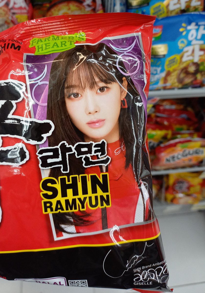 NMN2313's tweet photo. Lagi milih2 mie kaget kok ada aespa di shin ramyun wkwk, cakep2 banget cwkku https://t.co/cHo89CAHNz
