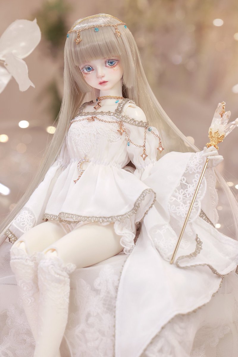 DOLKSTATION's tweet photo. 【DOLK×MYOU DOLL】

── 彼方の夜空に手を伸ばす、星の落とし子。
Zuzanaが限定ドール『Étoile Perdue ver.』として誕生！

➡https://t.co/IJ8rBXykhW

Kurepu可丽饼 氏による幻想的なメイク、スピカのようなSWANDOLLのアイ、E家娃衣が仕立てるドレスが、星の子Zuzanaの物語を紡ぎ出しています。 https://t.co/Yktx7jdXah