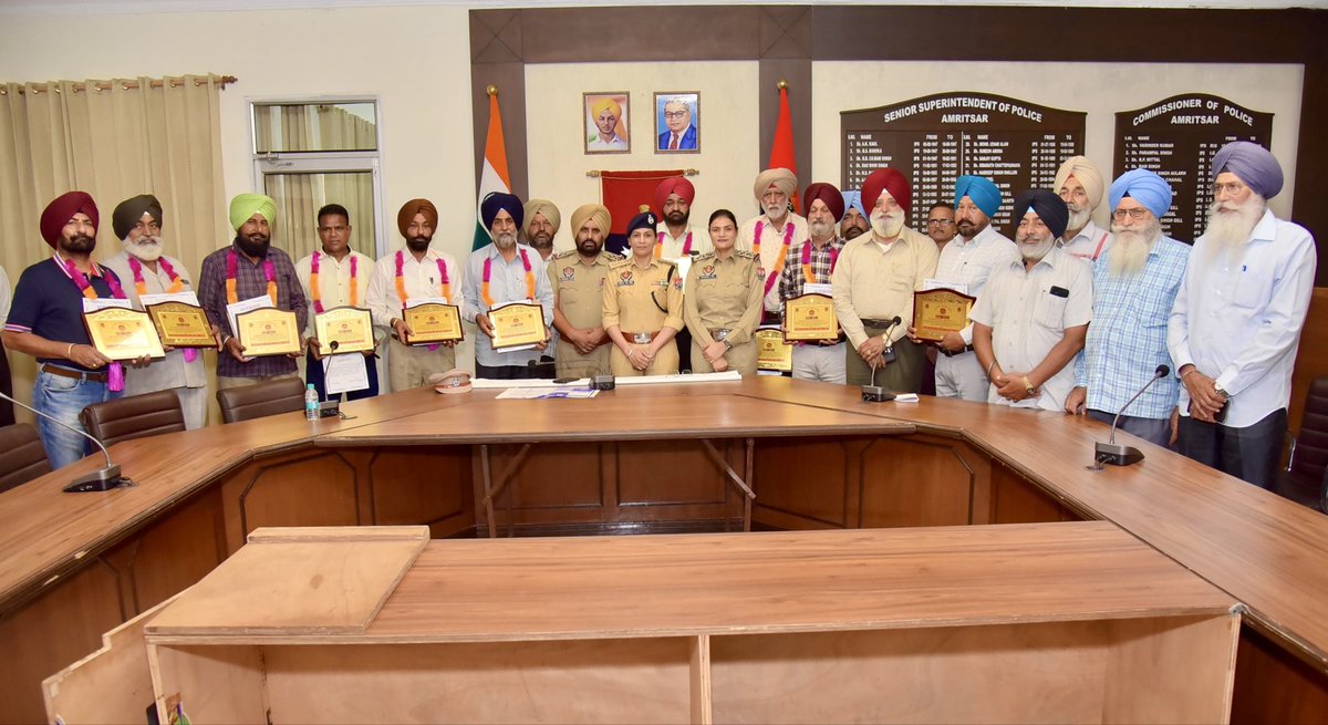 cpamritsar's tweet photo. A total of 12 police personnel of Commissionerate Police Amritsar have retired from service. Senior officers congratulated them for performing their duties with honesty and dedication during their tenure in the police department.
#ForcelsFamily https://t.co/1nZisPB0Dj