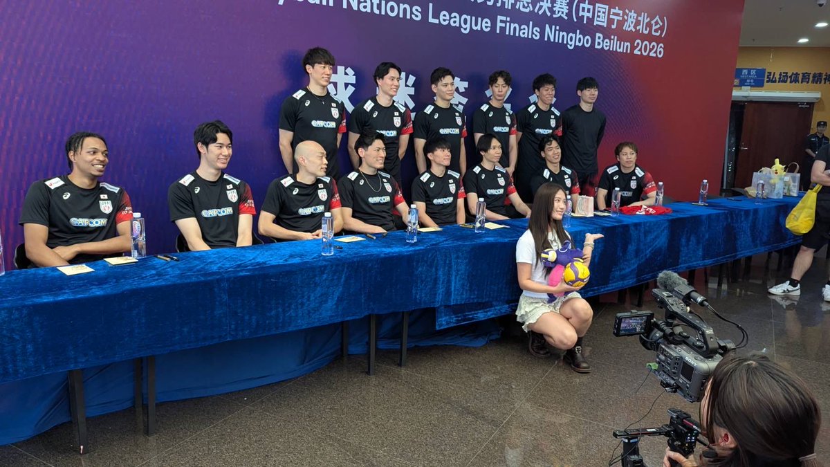 TBSvolleyboo's tweet photo. 本日は試合がない為
ファンサービスをしっかり
チームとして行なった男子日本代表🔥

準決勝は明日8月1日（土）✨✨
男子日本代表への
熱い応援をよろしくお願いします📣🇯🇵

NEXT▶️
【男子 準決勝】
🇯🇵日本🆚アメリカ🇺🇸
8月1日（土）
夜8時10分〜 TBS系列 生中継📺

🎙️【解説】#清水邦広 さん
🎙️【実況】#南波雅俊 アナ
🎙️【現地スタジオ】#福澤達哉 さん
#御手洗菜々 アナ