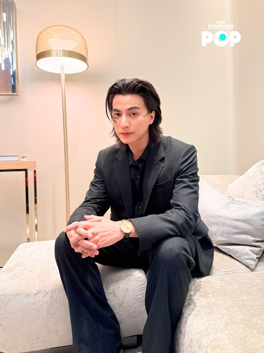TheStandardPOP's tweet photo. กลัฟ คณาวุฒิ แขกคนดังร่วมฉลองการเปิดบูติกแห่งใหม่ ณ ชั้น M ศูนย์การค้า ICONSIAM ที่ครั้งนี้เขาได้สวม Constellation Observatory ขนาด 39.4 มม. ในวัสดุ Moonshine™ Gold 
.
#OMEGA
#OMEGAThailand
#GulfKanawut
#GULFxOMEGAICONSIAM 
#TheStandardPop 
@omegawatches @gulfkanawut https://t.co/kVNpQgBL7q