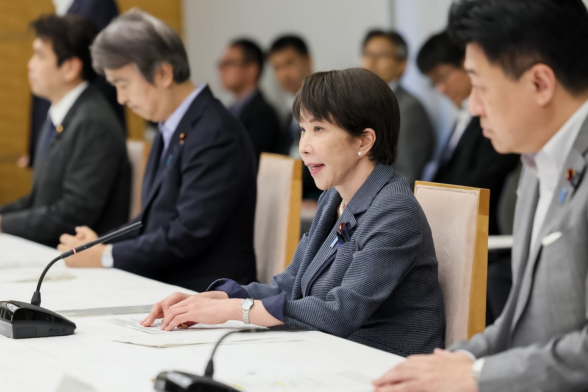 takaichi_sanae's tweet photo. 国会答弁でお約束した通り、本日、高市内閣として『熱中症対策に関する関係閣僚会議』を設置し、この夏の連日の「酷暑日」観測の状況を受けて、今般、『酷暑を乗り切るための熱中症対策』を取りまとめました。

特に熱中症の重篤化が懸念される高齢者、子供、労働者の皆様を守る取組を充実していきます。

対策の実効性を高めるため、熱中症対策の人員・体制の強化や、予算の十分な確保に直ちに着手します。

特に、以下の3点について指示しました。

石原環境大臣には、国の「熱中症対策推進事業」を拡充し、室内の気温に応じてエアコンを自動的に起動するシステムなど、新しい技術の積極的な活用・普及に向けて、技術を使っていただく利用者の拡大、「クーリングシェルター」の指定促進を含めた自治体との連携、優良事例の発信を進め、高齢者の方々を中心とした熱中症の防止対策を強化するよう指示しました。

松本文部科学大臣には、学校体育館等のエアコン設置率について、「2035年までに100%」の目標を前倒しできるよう、林総務大臣とも連携し、自治体への働きかけを強化するなど、取組を加速するよう指示しました。

あかま内閣府防災担当大臣には、「令和8年熊本地震」への対応はもちろんのこと、避難所における冷房機器や電源車の確保を支援し、良好な避難環境の確保の取組を強化するよう指示しました。

国民の皆様におかれましては、この厳しい暑さから命と健康を守るため、熱中症の予防行動を徹底していただきますようお願い申し上げます。

特に、ご高齢の方は、体感では暑さを感じにくいことから、「熱中症警戒アラート」が発表された際には、こまめな水分や塩分の補給、命を守るための積極的なエアコンの使用、全国2万7千箇所を超える「クーリングシェルター」の利用をお願い申し上げます。

また、地域においても、ご家族のみならず、地域の福祉関係者を含めて、ご高齢の方への見守りや声かけをお願い申し上げます。

政府としても、エアコンの使用が増加する7月から9月の期間に、「電気・ガス料金支援」を行っています。

国民の皆様の命を守るため、政府一体となって、熱中症対策にも万全を期してまいります。

（クーリングシェルターの設置場所について）
https://t.co/AWZENhlAaD