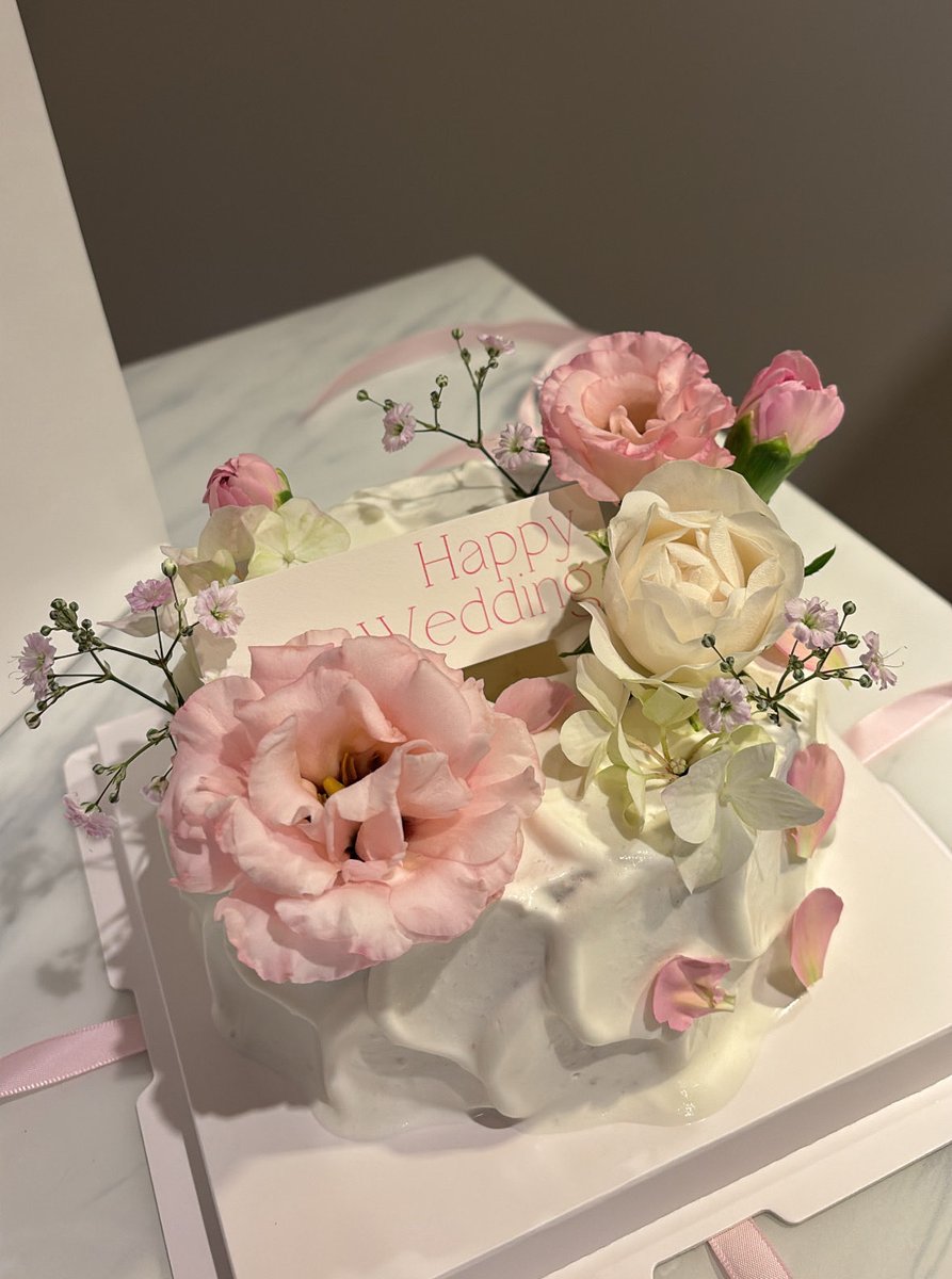 nana_86t's tweet photo. 📍 marron papier of seoul 新宿

ケーキもここで頼めるみたい🎂￼💞
ケーキにお花が付いてるお店初めてみた！！！ラッピングも天才🎀✨￼✨✨ https://t.co/zpeARtFESf