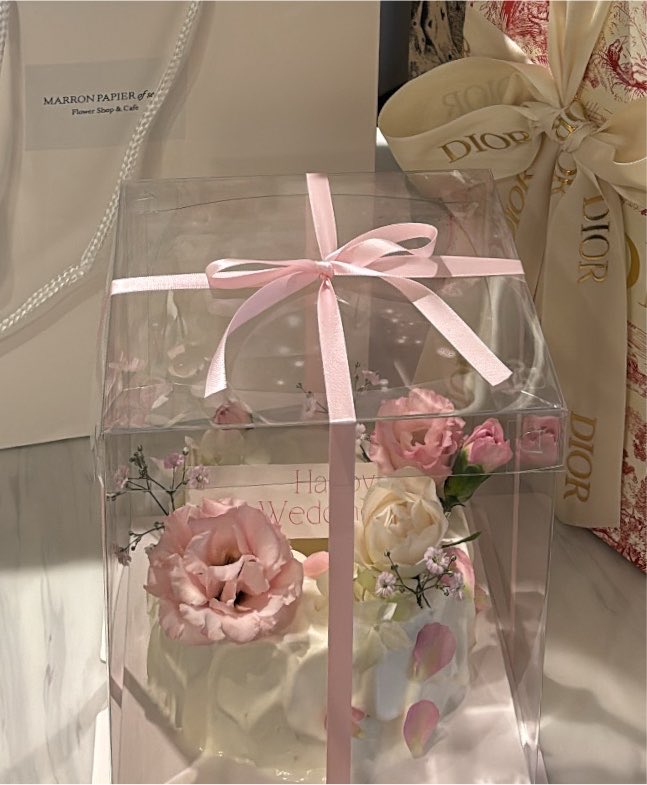 nana_86t's tweet photo. 📍 marron papier of seoul 新宿

ケーキもここで頼めるみたい🎂￼💞
ケーキにお花が付いてるお店初めてみた！！！ラッピングも天才🎀✨￼✨✨ https://t.co/zpeARtFESf