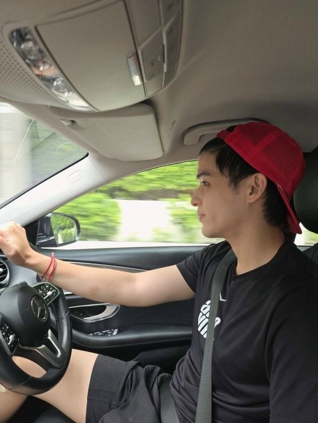 whiteedog_'s tweet photo. : เซนต์ ไอ้เซนต์

: ชินมึงเงียบก่อนได้มั้ยวะ

: แล้วมึงเป็นห่าไรอะ อยู่ๆมาดึงกู 
  ไม่แหกตาหรอกูคุยกับรุ่นพี่อยู่
: ไอ้เหี้ยเซนต์

: จะลงมั้ยอะ ลงไปดิ่ จะไปไหนกับมันก็ไ-

: กูไม่ได้หมายความจะไปกับพี่เค้า 
  แค่อยากให้มึงใจเย็นๆ 
  มึงกลับไปเป็นเหมือนตอนมัธยมอีกแล้วนะ

: ใครจะดีเท่าไอ้เหี้ยนั่น

: เซนต์

: ก็ไม่ชอบ มันชอบมึง 

: รู้แล้ว ไม่มีใครมาจีบกูแล้วไอ้เหี้ย

: แล้วต้องมีใคร

: หมาโง่ๆมั้ง