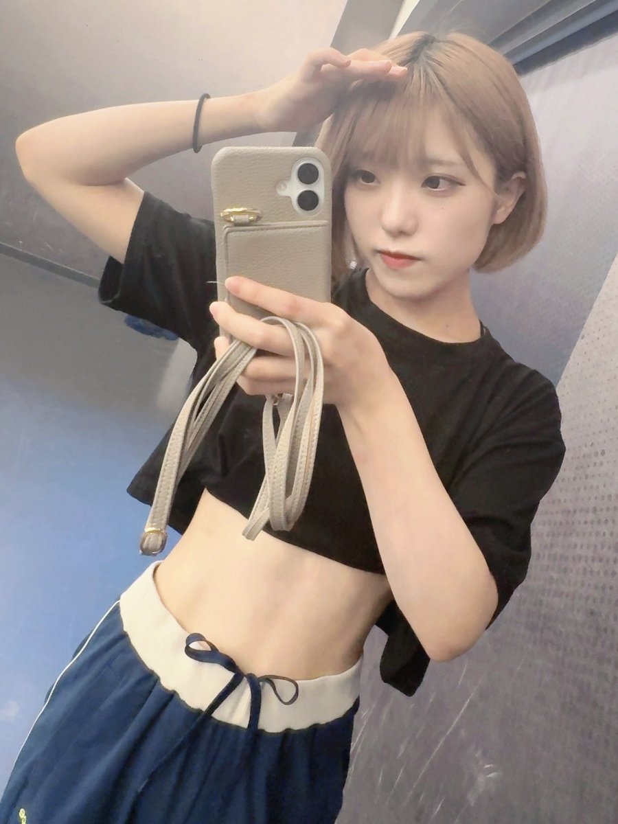 tokiusa_azusa's tweet photo. 踊って筋肉でてきた(多分お腹すいて筋肉浮いてきただけ🙂💭)

前 ← ダンス → 後 https://t.co/KHMFrXJ0sH
