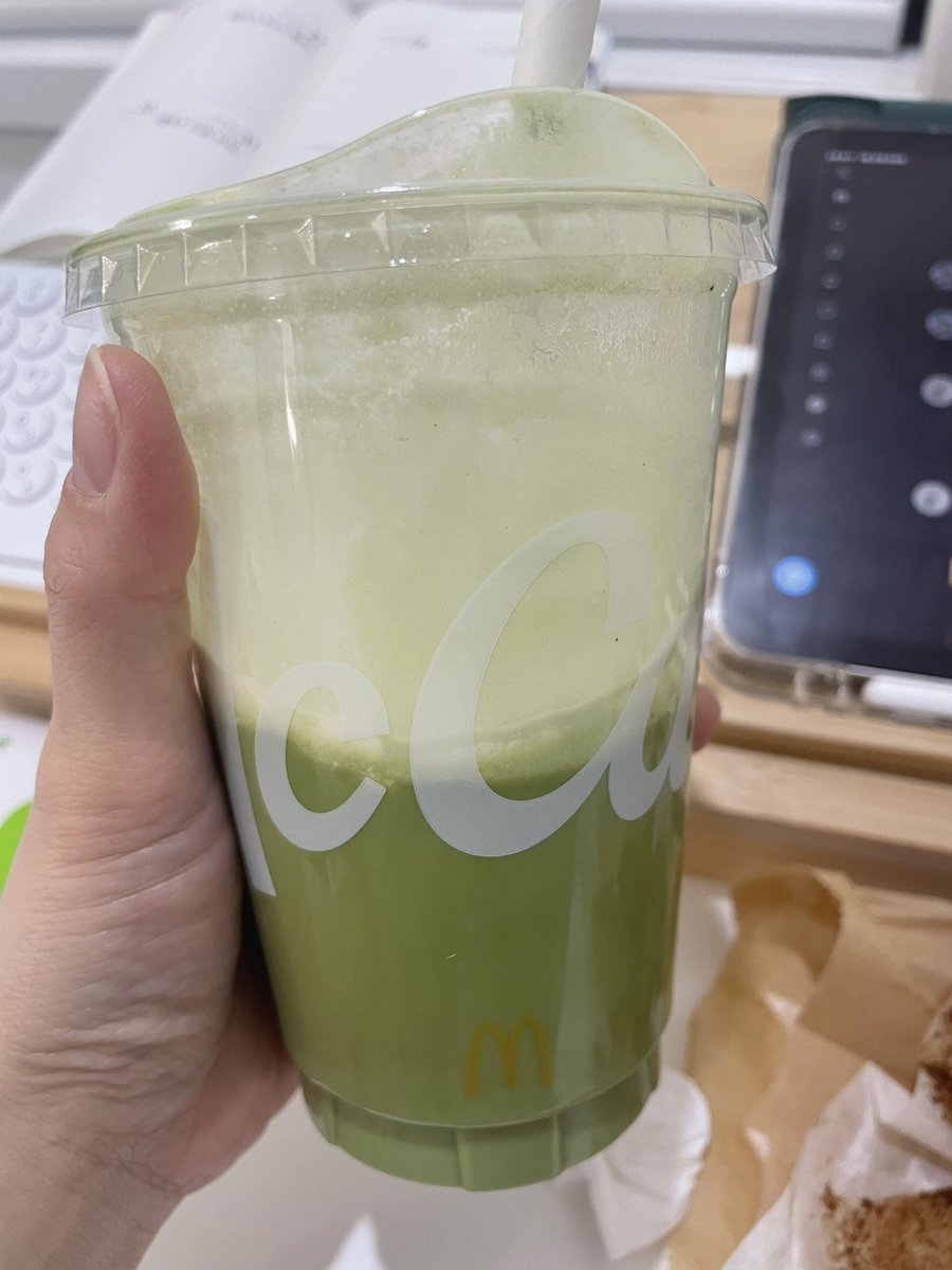 nomatatall's tweet photo. 맥도날드 잘하네... 콜드폼 올라간 말차라떼 ㅊㅊ합니다 저는 파우더 추가에 얼음 없이 먹었는데 한국이랑 비슷한 맛이 남... 콜드폼이 달달해서 살짝 소프트아이스크림 느낌이에요 이야 잘하네... 대기업 프랜차이즈는 다르네 메뉴 안 사라졌음 좋겠네... https://t.co/GufBJjRBjI
