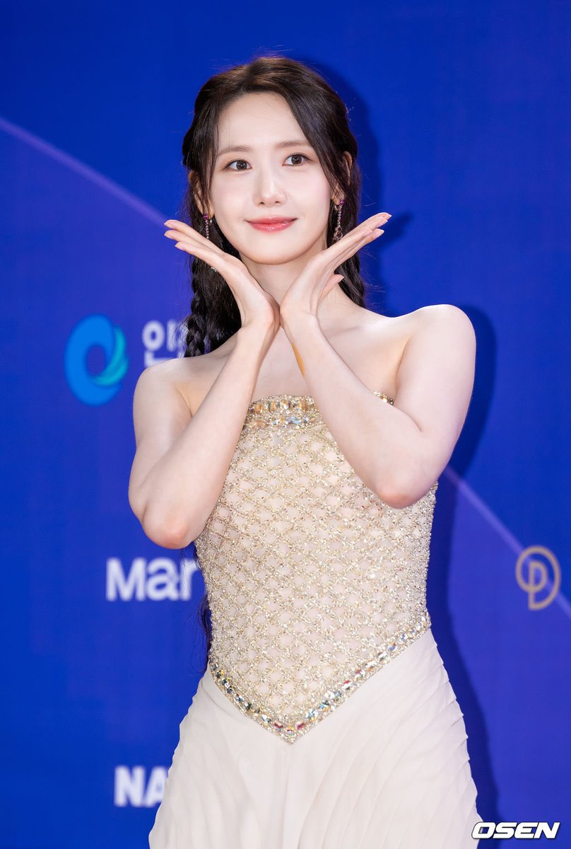 SNSD_0805's tweet photo. 청룡시리즈어워즈 레드카펫 윤아 https://t.co/B03SAoPe55